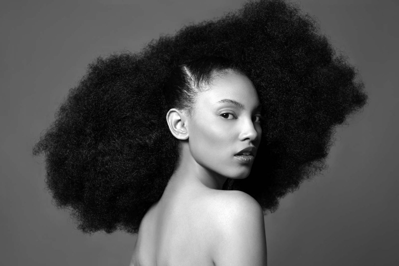 jak dbać o kręcone włosy typu afro?