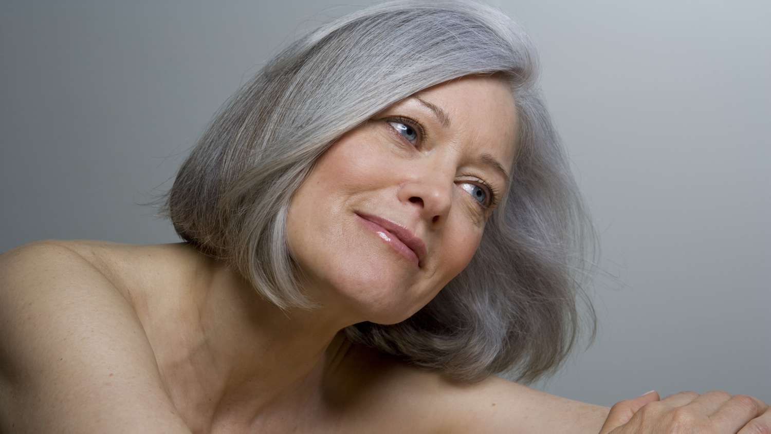 jak dbać o siwe włosy
